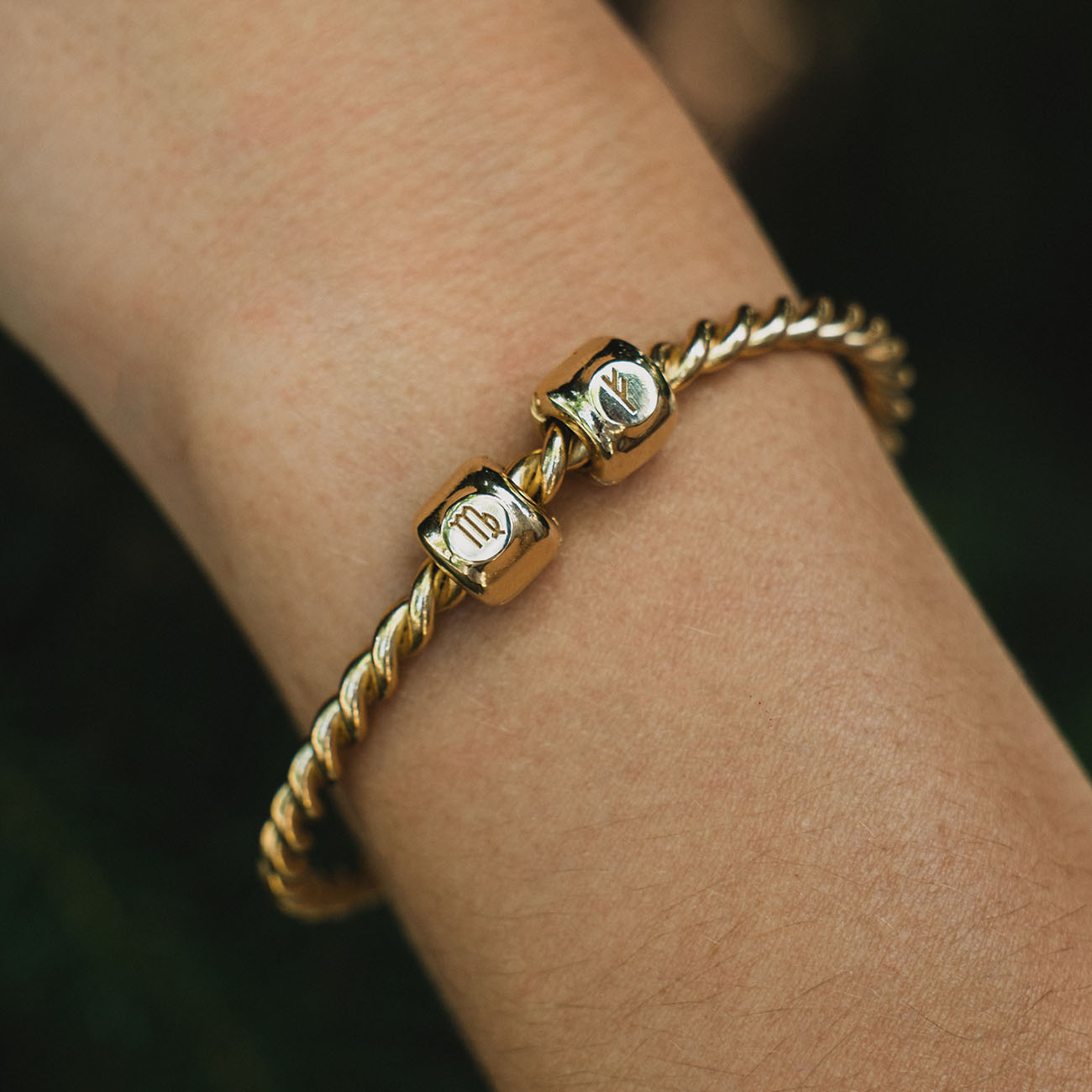 Charms mit dem Sternzeichen Jungfrau (♍︎) Vergoldetes Messing