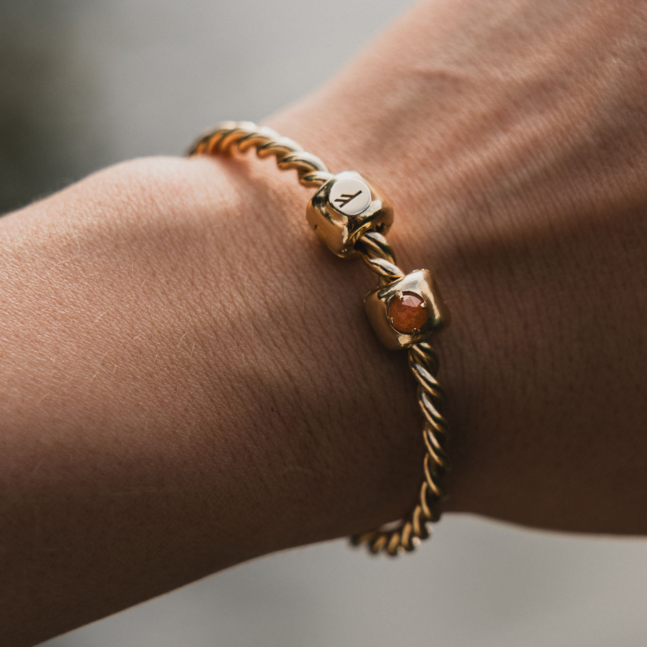 Charms mit Sonnenstein Vergoldet – Selbstbewusstsein, Freude und Willenskraft – Silber 925