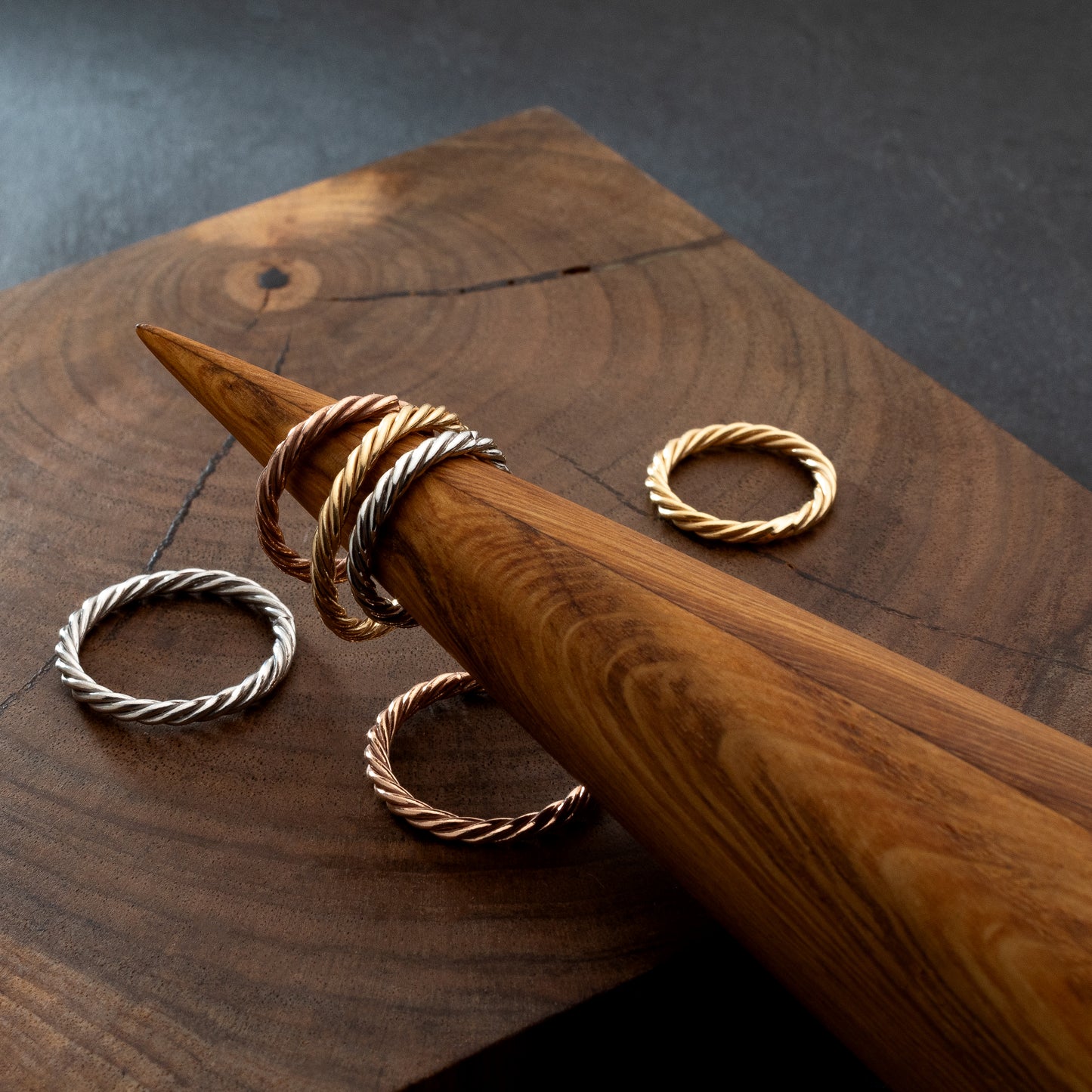 Kupferner Tensor-Ring in Goldfarbe – Schutzamulett