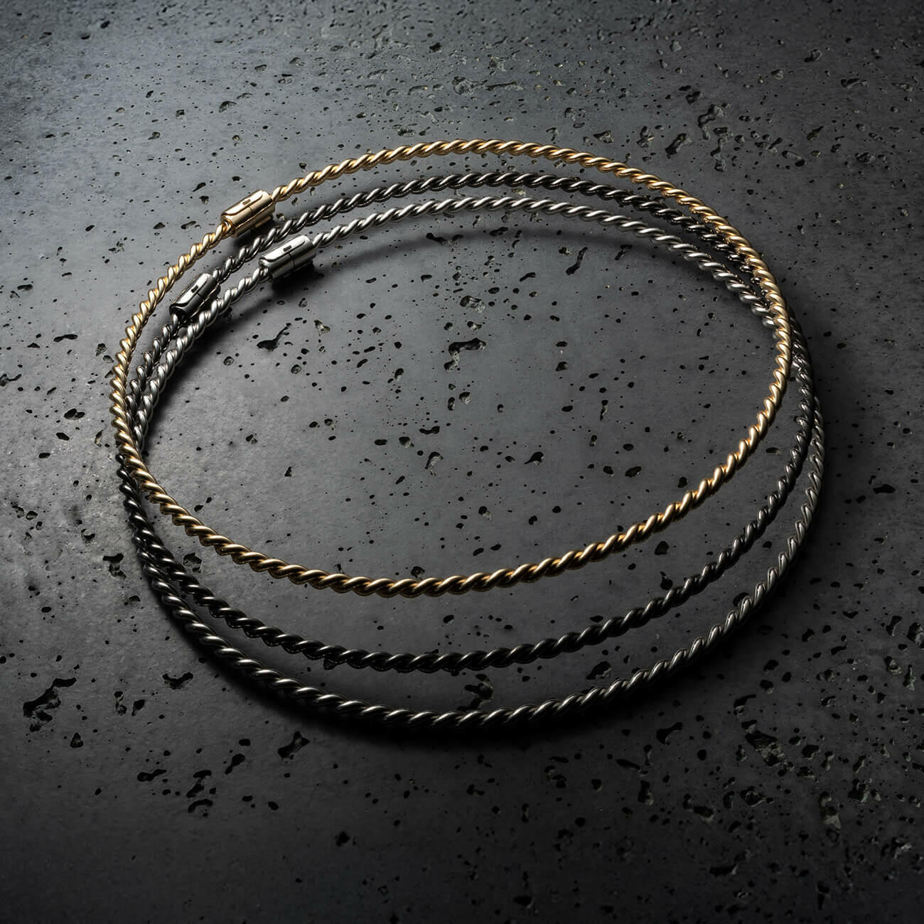 Miedziany naszyjnik tensorowy w kolorze srebrnym - Królewski.