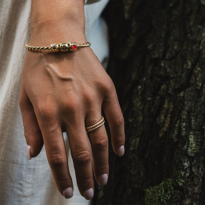 Charm mit Berkana-Rune (ᛒ), vergoldet – Amulett des Wachstums und der Wiedergeburt – Messing