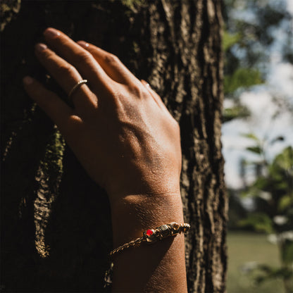 Charms mit der Rune Berkana (ᛒ) Vergoldet – Amulett für Wachstum und Erneuerung – Silber 925