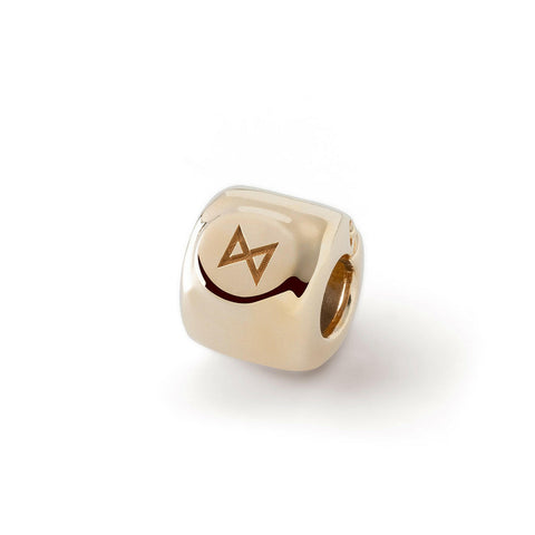 Charm mit der Dagaz-Rune (ᛞ) vergoldet – Amulett des Lichts und der Transformation – Messing