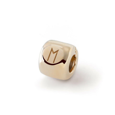 Charm mit der Rune Ehwaz (ᛖ) vergoldet – Amulett der Bewegung und Zusammenarbeit – Messing